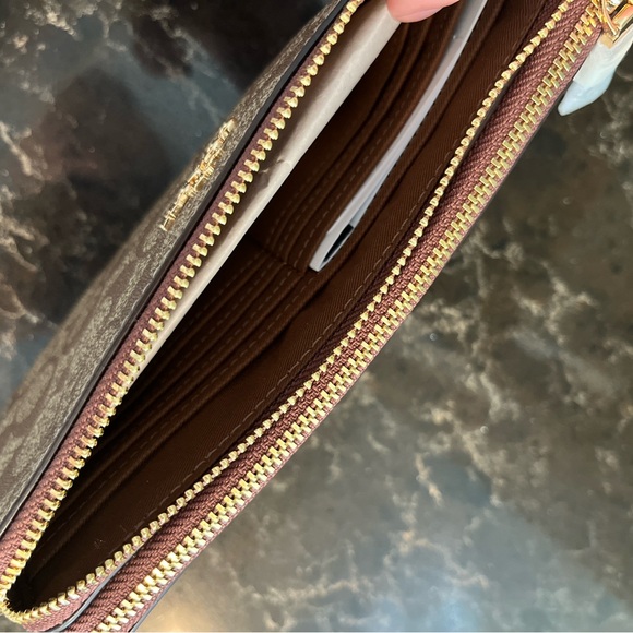 Coach Clutch - Picture 2 of 4